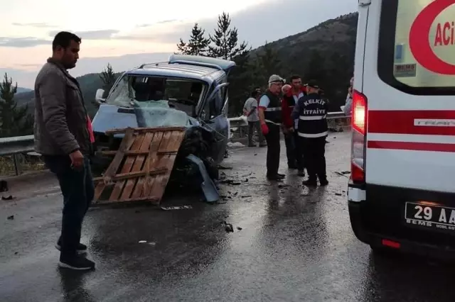 Gümüşhane'de tırın kayan dorsesi minibüse çarptı: 7 yaralı
