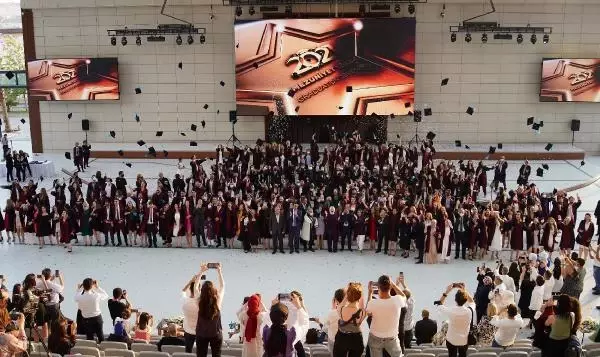 Hasan Kalyoncu Üniversitesi'nde 2021 mezunları kep attı