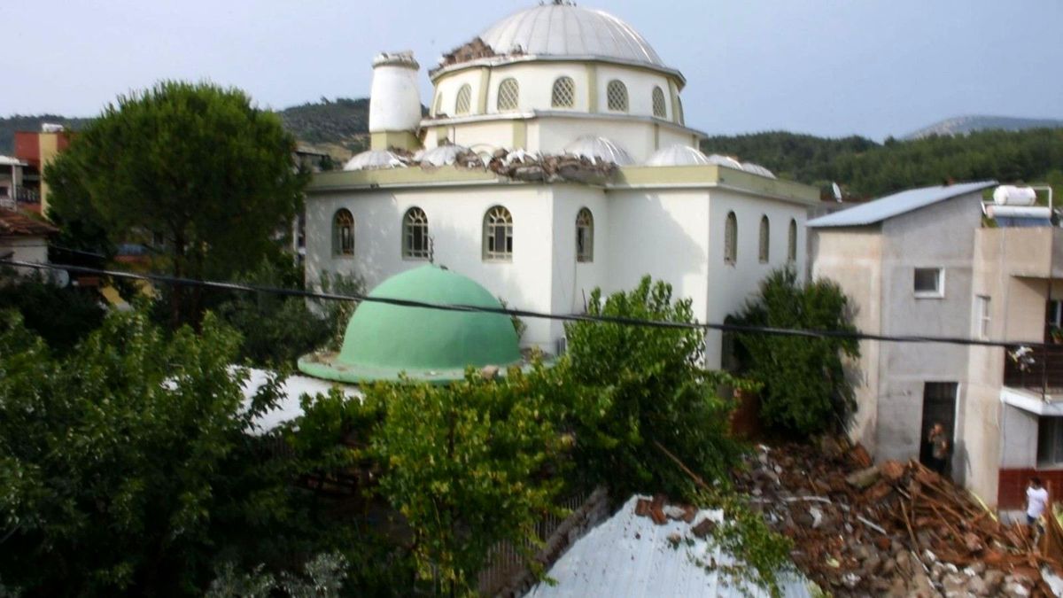 İzmir'de sağanak ve fırtına yıktı geçti! Rüzgara dayanamayan cami minaresi devrildi