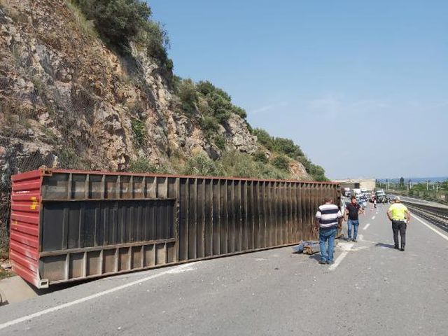 konteyner savrulan tir dan d 100 yoluna dustu 2 14227470 o