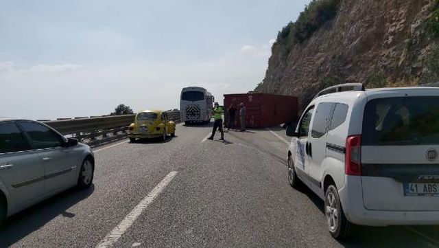 konteyner savrulan tir dan d 100 yoluna dustu 3 14227470 o