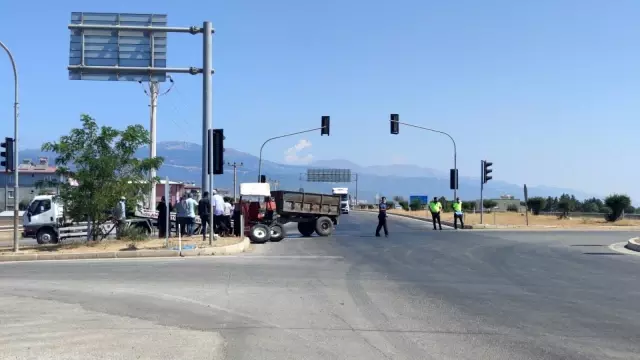 Son dakika... Traktörün ikiye ayrıldığı kaza güvenlik kamerasına yansıdı