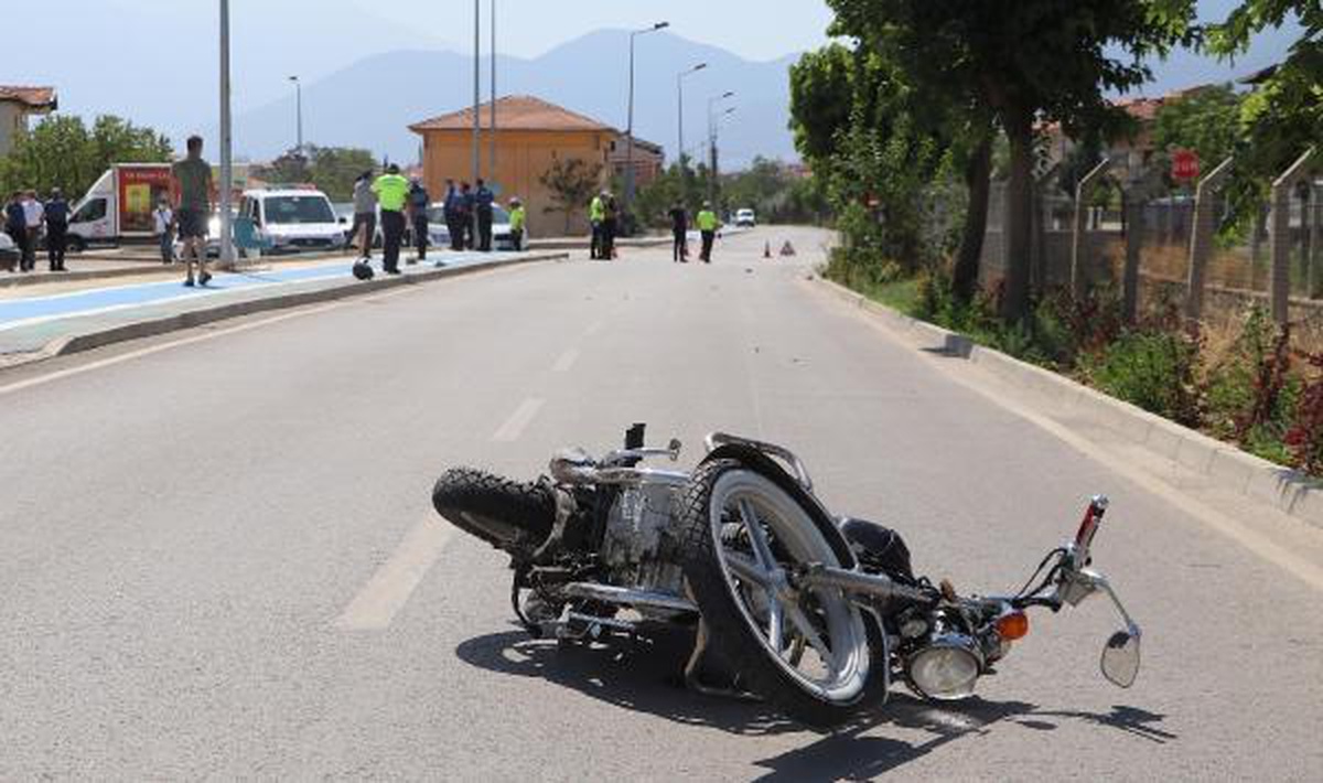 Otomobille motosiklet çarpıştı: 1'i ağır, 2 yaralı - Vimarsana News