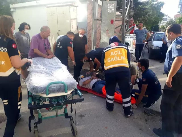 Otomobille motosiklet çarpıştı, 4 kişi yaralandı 3 Otomobille motosiklet çarpıştı, 4 kişi yaralandı