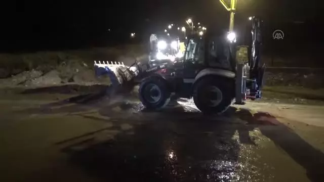 Sağanak nedeniyle evlerin bodrum katlarını su bastı