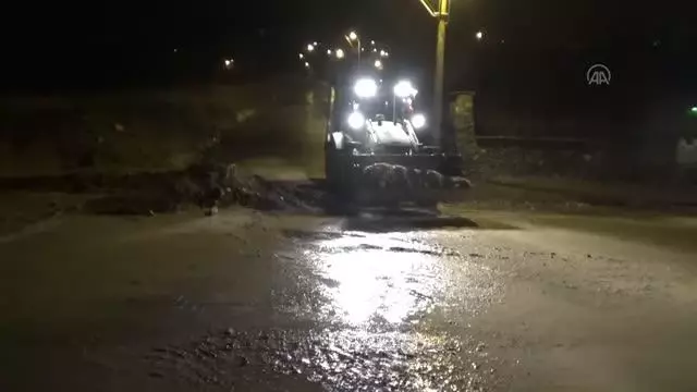 Sağanak nedeniyle evlerin bodrum katlarını su bastı