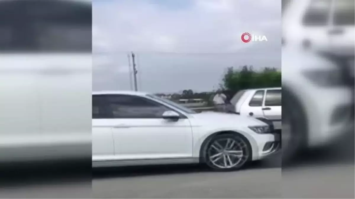 Seyir halinde alev alan otomobil itfaiye ekiplerince söndürüldü