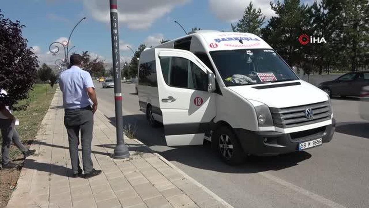 Sınava giden öğrencileri taşıyan servis arızalandı, öğrencilerin imdadına polis yetişti - Vimarsana News