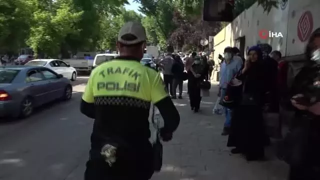 Sınava giderken kimliklerini düşüren öğrencileri polis kurtardı