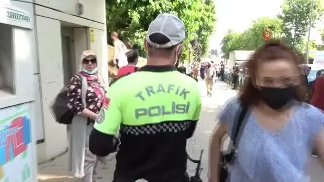 Sınava giderken kimliklerini düşüren öğrencileri polis kurtardı