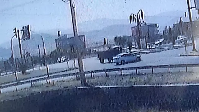 Son dakika... Traktörün ikiye ayrıldığı kaza güvenlik kamerasına yansıdı