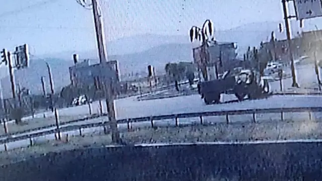 Son dakika... Traktörün ikiye ayrıldığı kaza güvenlik kamerasına yansıdı