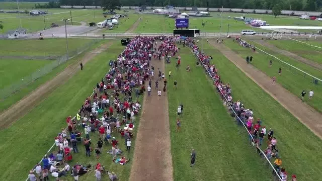 Trump destekçileri miting alanına girmek için uzun kuyruklar oluşturdu
