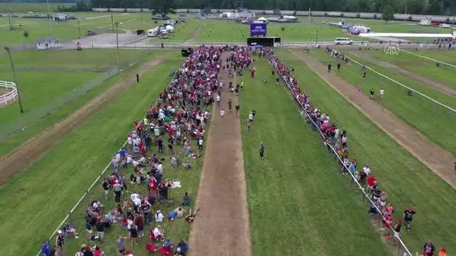 Trump destekçileri miting alanına girmek için uzun kuyruklar oluşturdu