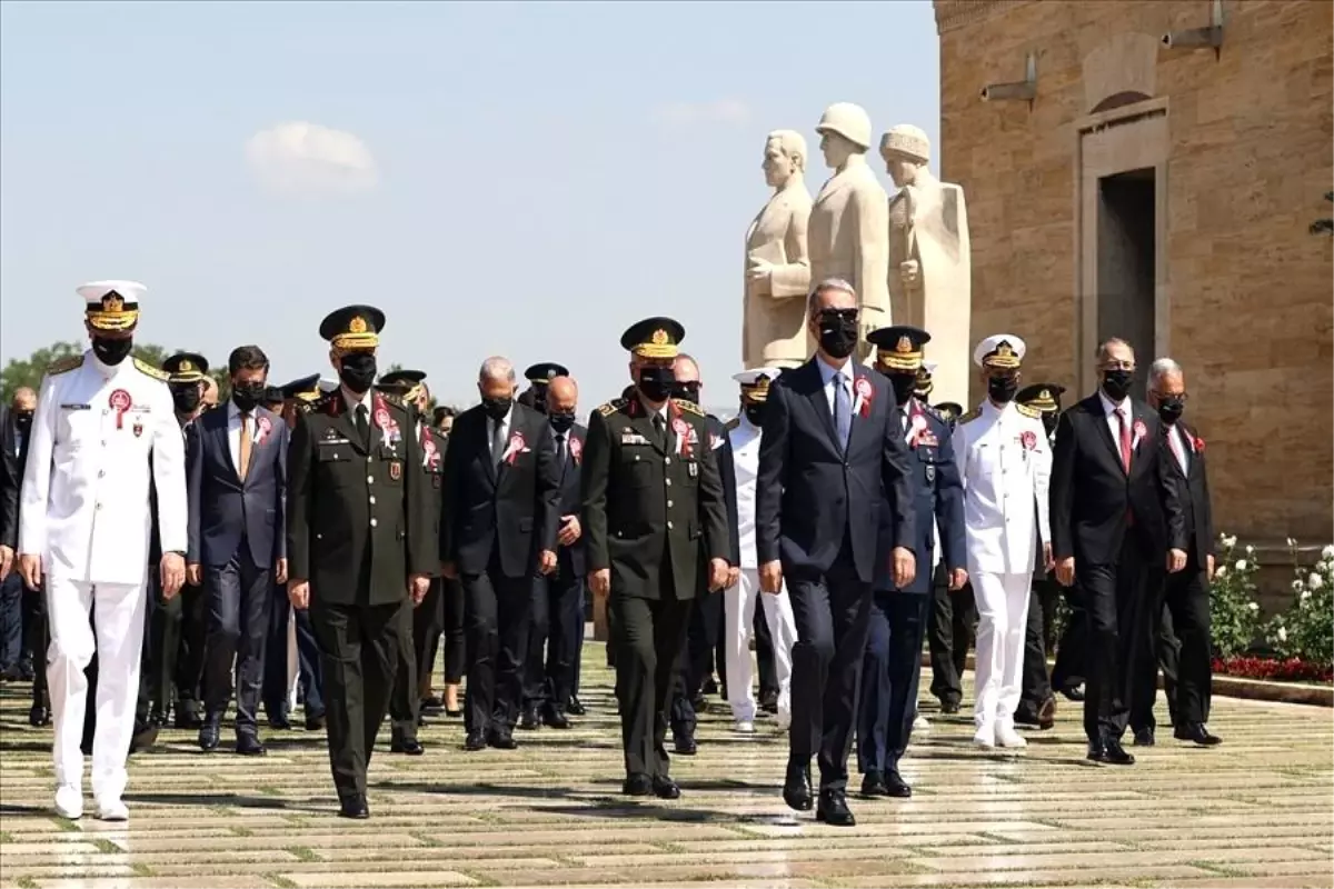 Millî Savunma Bakanı Hulusi Akar ve TSK Komuta Kademesi Oyak Genel Kurulu Öncesinde Anıtkabir'i Ziyaret Etti