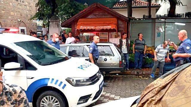 Balkona çıkıp husumetlilerine av tüfeğiyle kurşun yağdırdı! Araç delik deşik oldu, caddede büyük panik yaşandı Balkona çıkıp husumetlilerine av tüfeğiyle kurşun yağdırdı! Araç delik deşik oldu, caddede büyük panik yaşandı