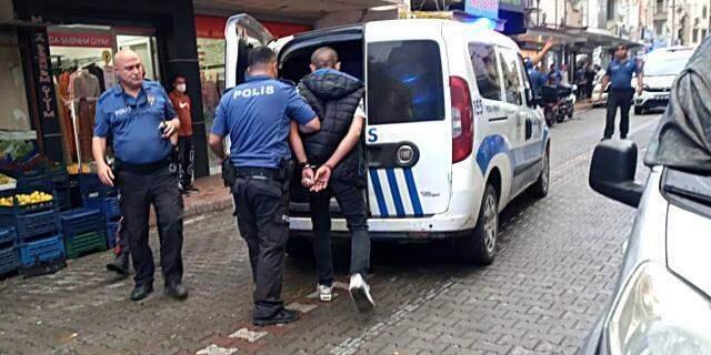 Balkona çıkıp husumetlilerine av tüfeğiyle kurşun yağdırdı! Araç delik deşik oldu, caddede büyük panik yaşandı Balkona çıkıp husumetlilerine av tüfeğiyle kurşun yağdırdı! Araç delik deşik oldu, caddede büyük panik yaşandı