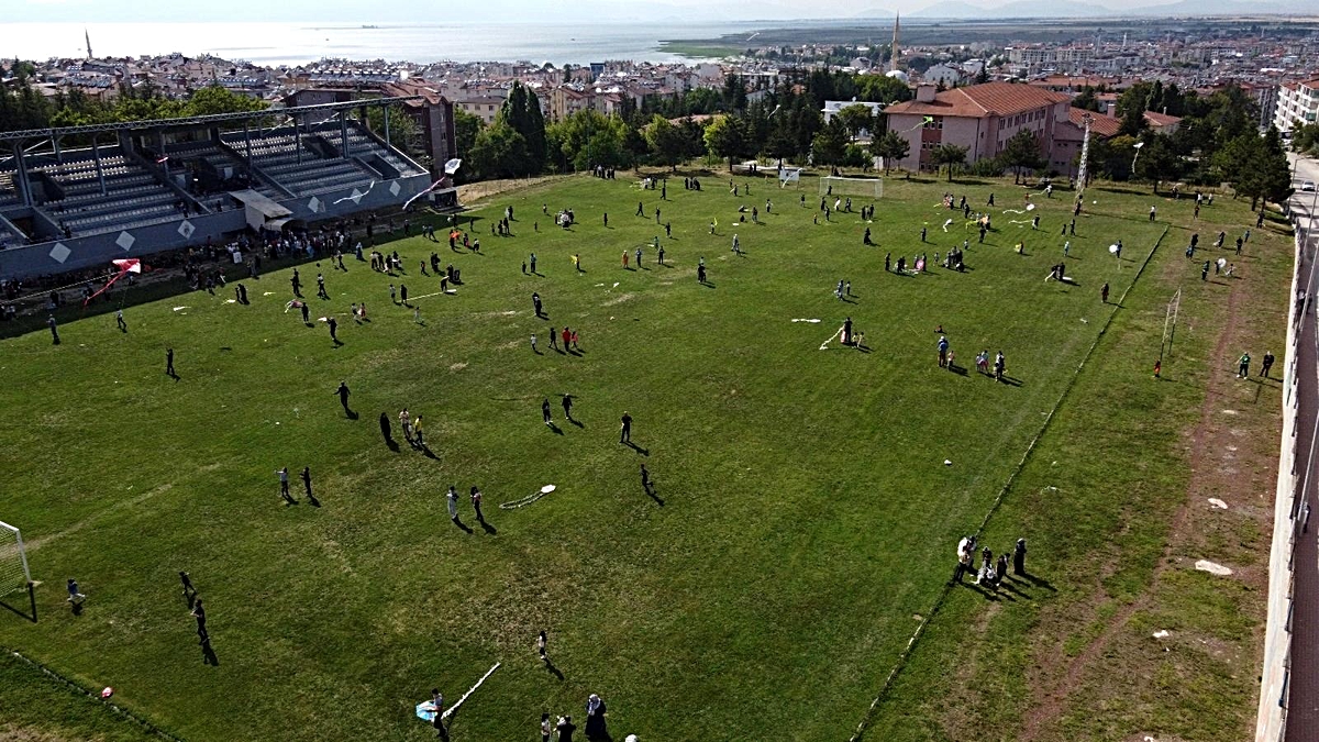 Beyşehir'de uçurtma şenliği - Vimarsana News