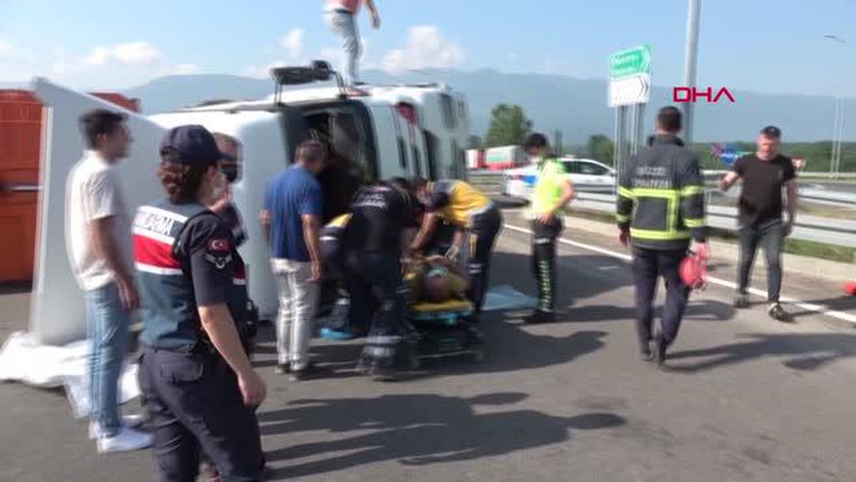 DÜZCE TALAŞ YÜKLÜ TIR DEVRİLDİ 1 YARALI