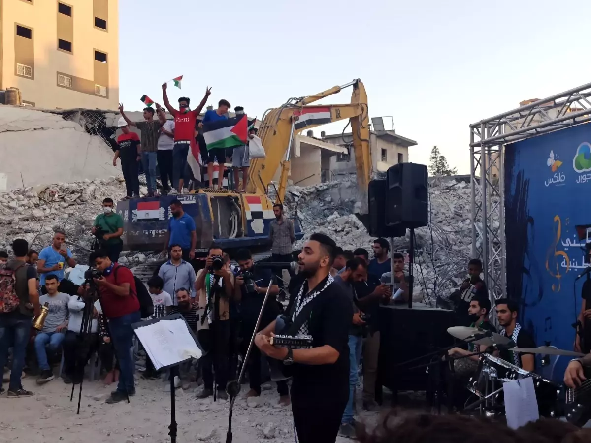 Gazze'de el-Şuruk Kulesi'nin enkazında konser