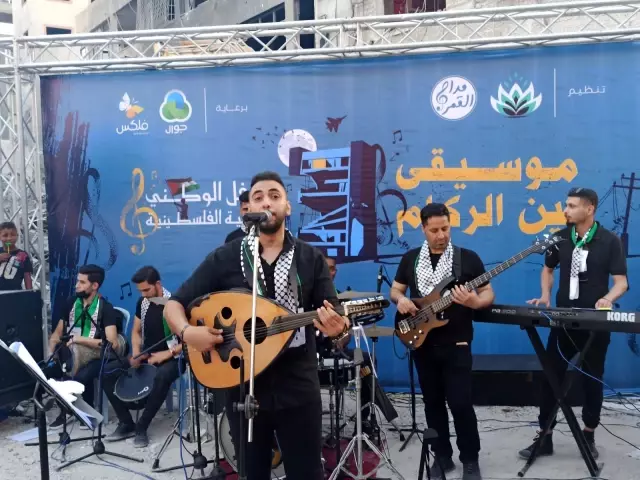 Gazze'de el-Şuruk Kulesi'nin enkazında konser