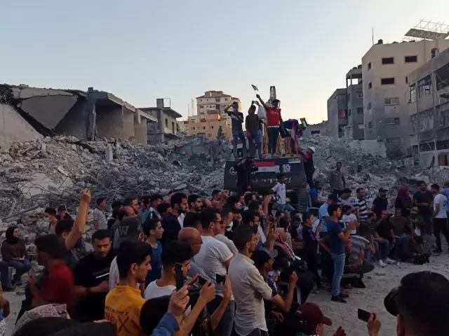 Gazze'de el-Şuruk Kulesi'nin enkazında konser