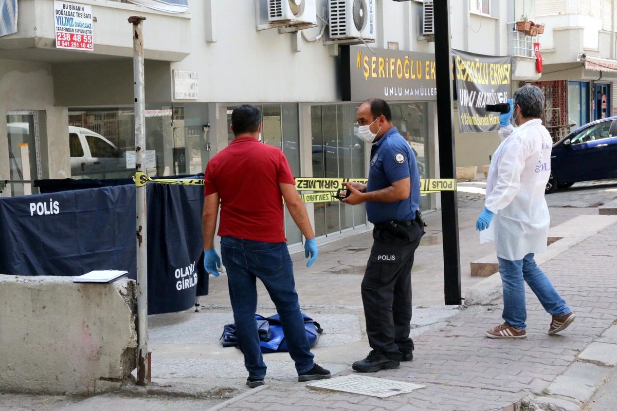 Geriye yarı dolu su şişesi kaldı! Gölgesinde serinlediği binanın önünde öldü