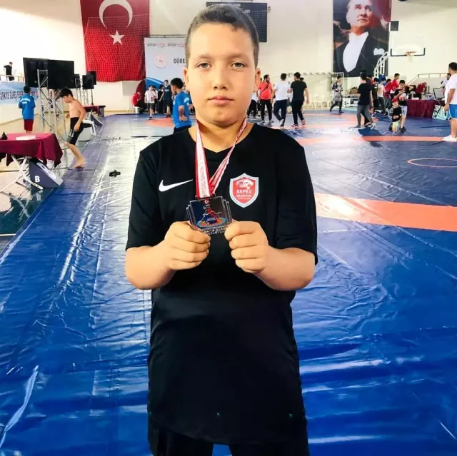 Kepez Belediyespor güreşçisi minderde Türkiye 2'ncisi