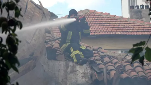 Son dakika: Kırklareli'nde metruk binada çıkan yangın itfaiye ekiplerince söndürüldü