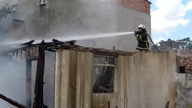 Son dakika: Kırklareli'nde metruk binada çıkan yangın itfaiye ekiplerince söndürüldü