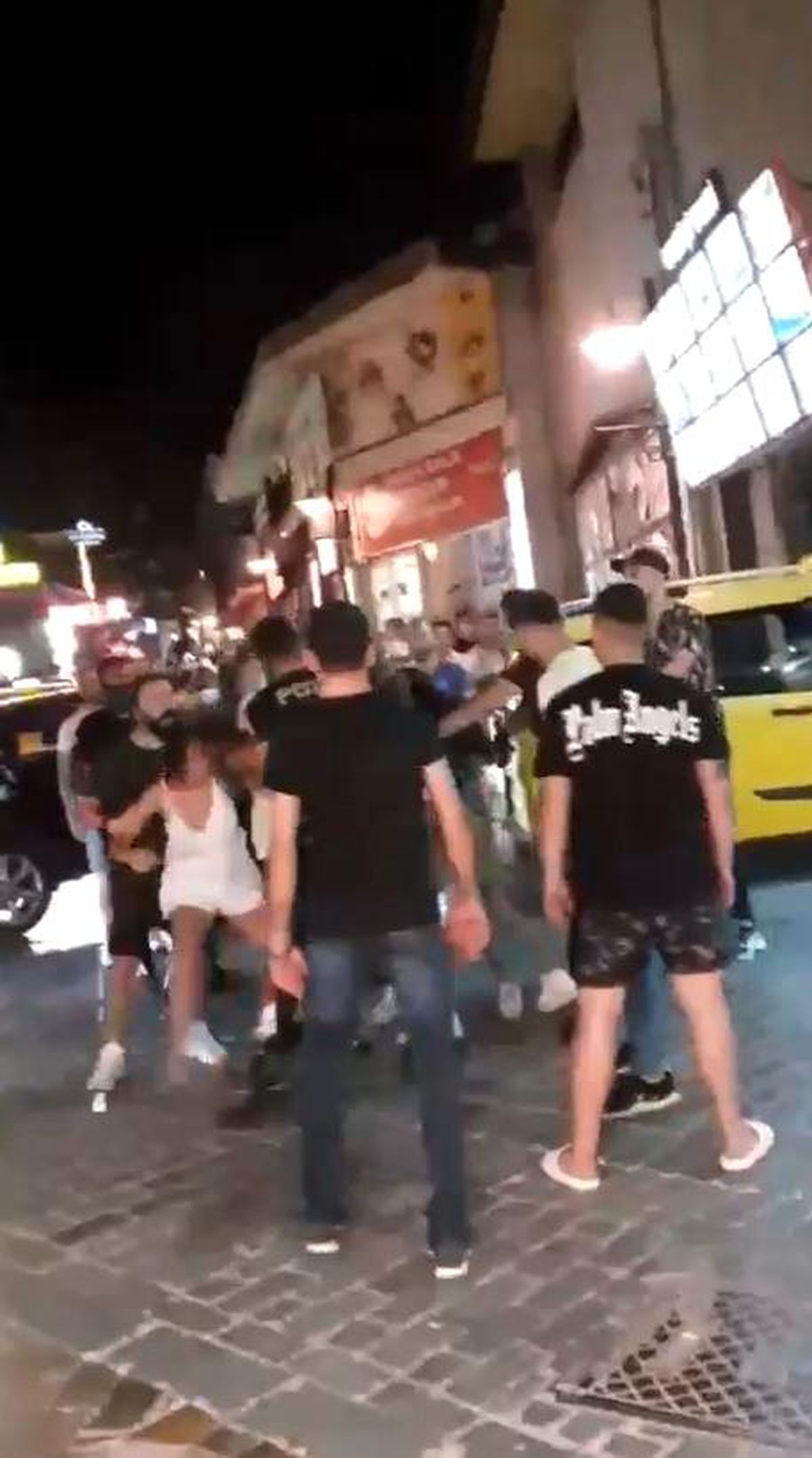 Erkekler genç kızların kavgasını zevk alarak izleyip, üstüne de 'kafasına vur' diye tezahürat yaptı