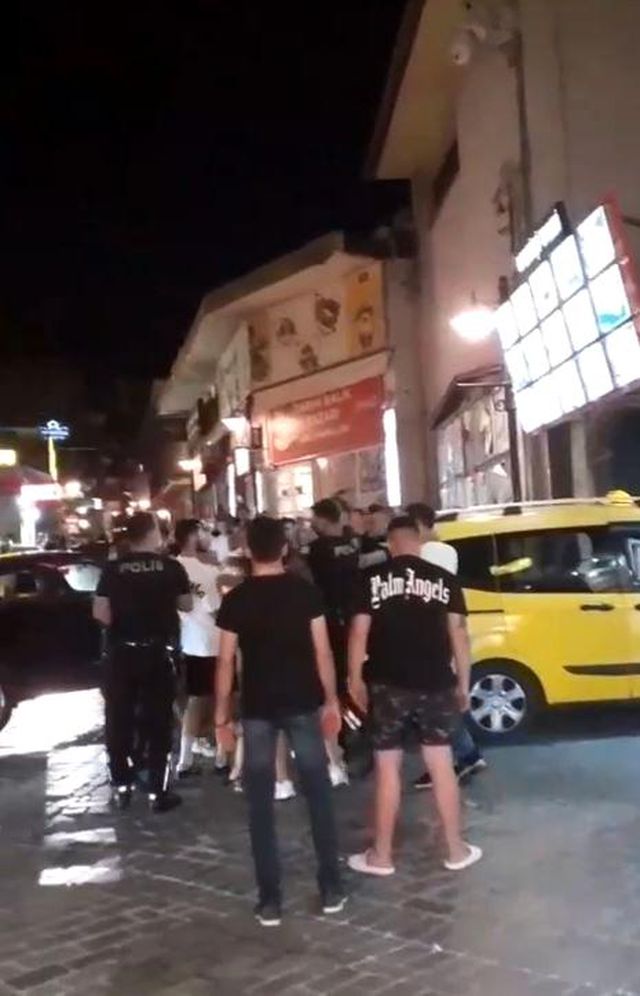 Kızların tekme tokat kavgasında erkekler 'Kafasına vur' tezahüratında bulundu
