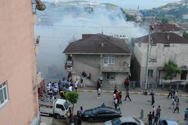 kocaeli de 4 evin catisi yandi 5 kisi dumanda 12 14228580 o