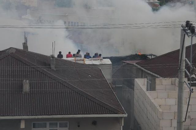 kocaeli de 4 evin catisi yandi 5 kisi dumanda 15 14228580 o