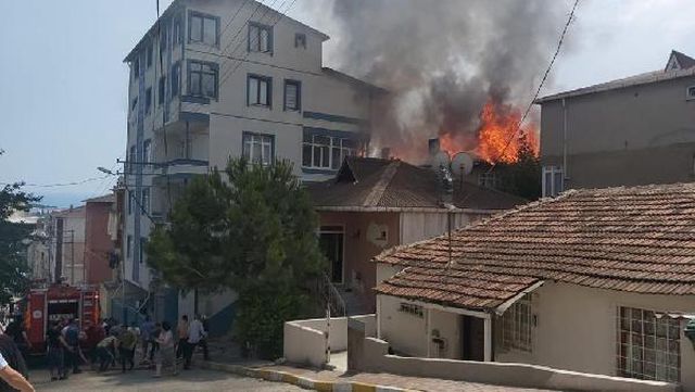 kocaeli de 4 evin catisi yandi 5 kisi dumanda 3 14228580 o