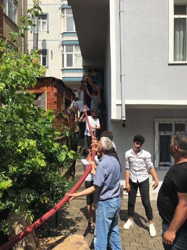 kocaeli de 4 evin catisi yandi 5 kisi dumanda 5 14228580 o