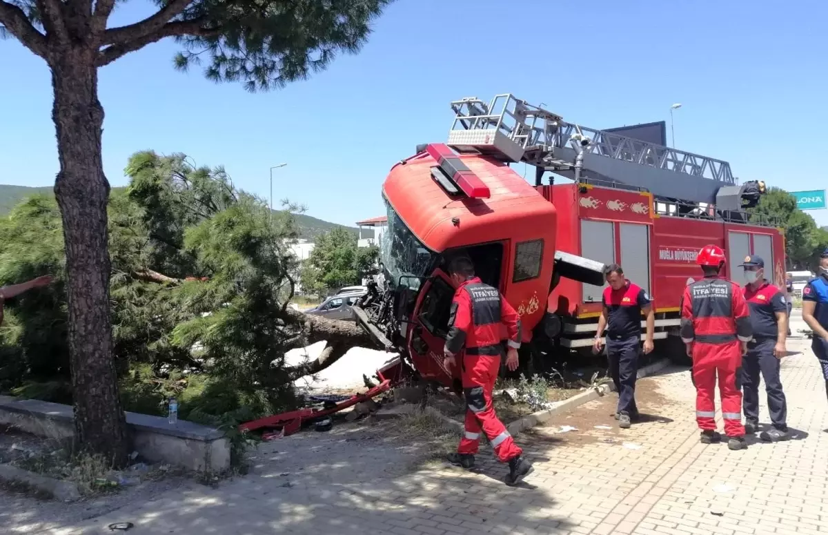 Son Dakika | Menteşe'de itfaiye aracı kazaya karıştı: 5 yaralı