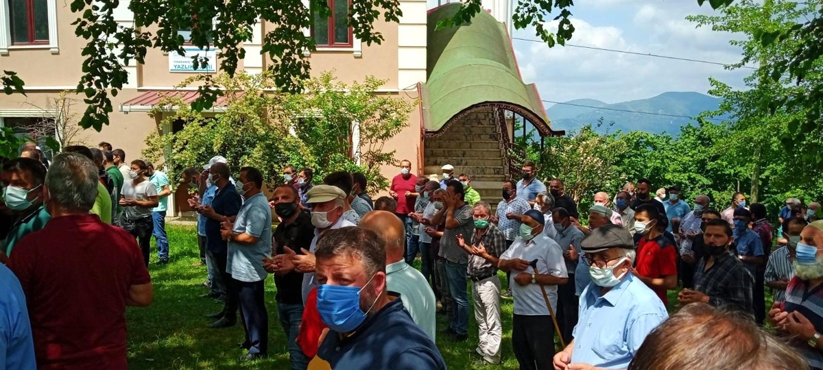 Son dakika: Minibüsün altında kalarak ölen 5 yaşındaki çocuk toprağa verildi - Vimarsana News