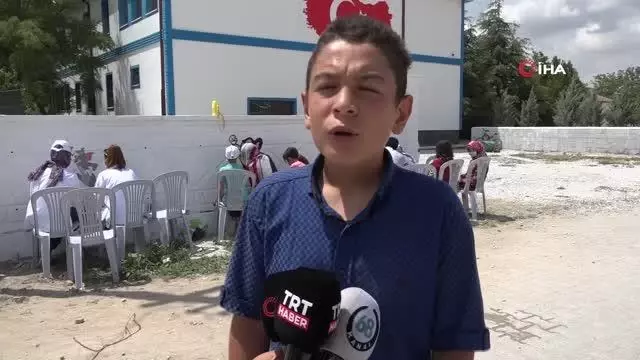 Okulun duvarlarını önce boyadılar sonra çizgi film kahramanlarını çizdiler
