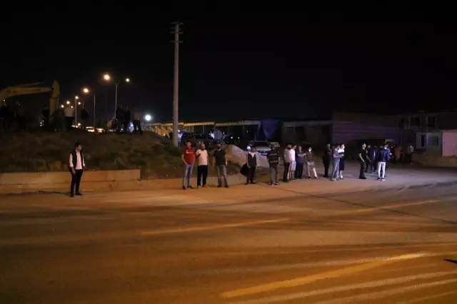 Polisin kaza yerinde seyirci vatandaşla zorlu imtihanı Polisin kaza yerinde seyirci vatandaşla zorlu imtihanı
