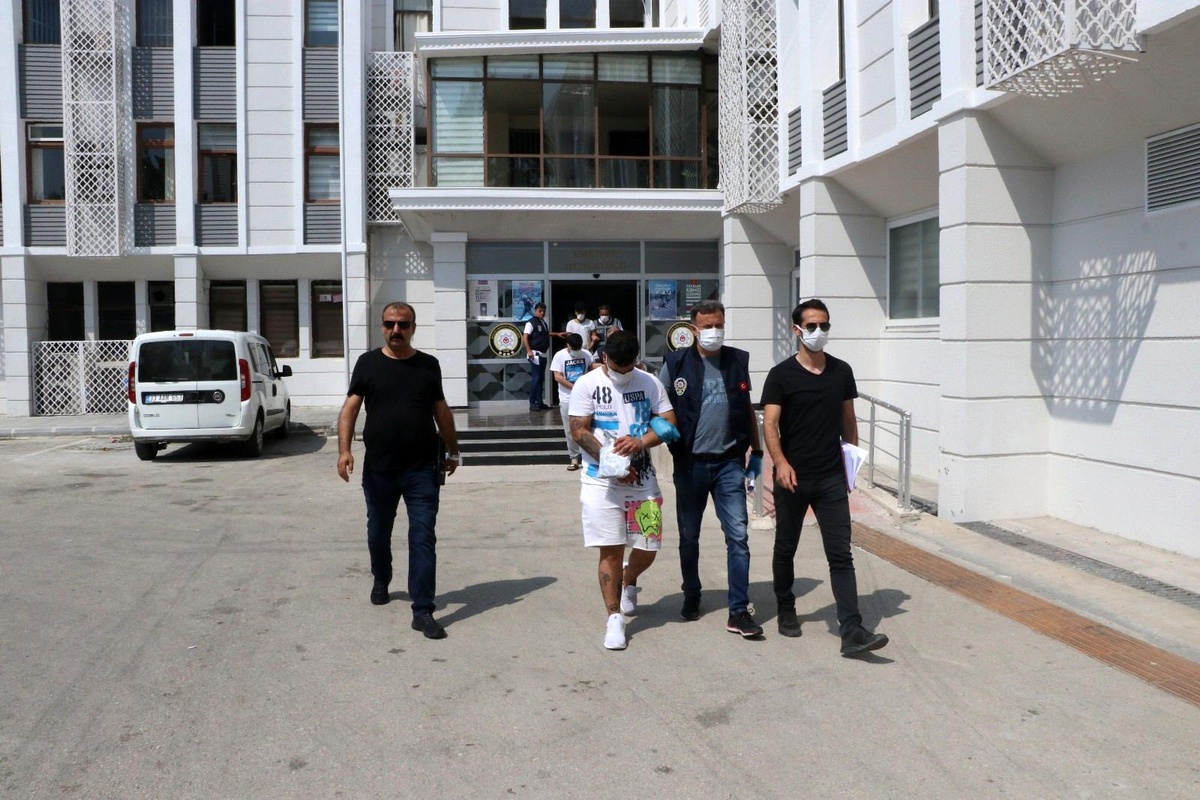 Taksi ile zorla kaçırılmak istenilen genç, polisin dikkati sayesinde kurtuldu