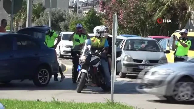 Trafik polisleri hem öğrencinin hem de velisinin imdadına koştu.