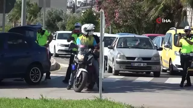 Trafik polisleri hem öğrencinin hem de velisinin imdadına koştu.