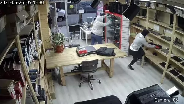 AVCILAR'DA HIRSIZLAR BİLGİSAYAR DÜKKANLARINI HEDEF ALDI; ESNAF İSYAN ETTİ