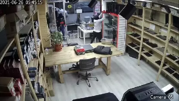 AVCILAR'DA HIRSIZLAR BİLGİSAYAR DÜKKANLARINI HEDEF ALDI; ESNAF İSYAN ETTİ