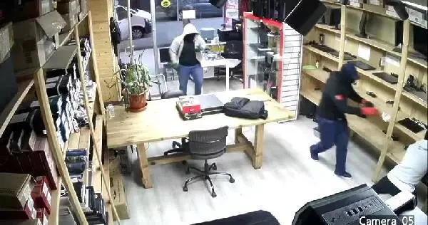 AVCILAR'DA HIRSIZLAR BİLGİSAYAR DÜKKANLARINI HEDEF ALDI; ESNAF İSYAN ETTİ