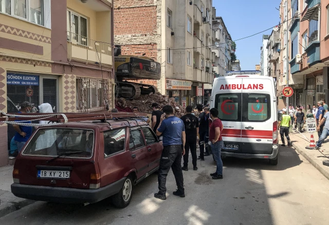 Bursa'da iş cinayeti: Ekskavatörle bina duvarı arasına sıkışan işçi öldü 1