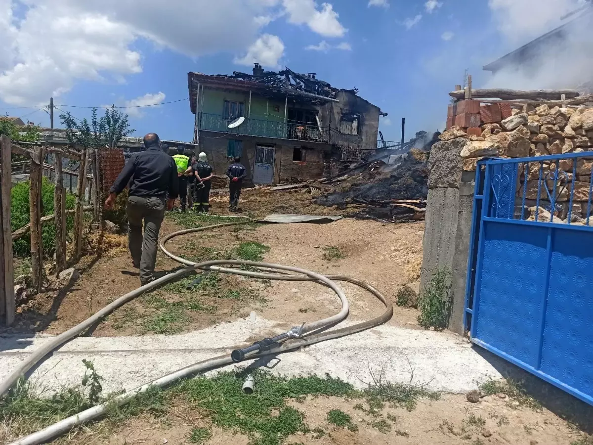 Son dakika haberleri | Çıkan yangında bir ev ve çok sayıda saman balyası yanarak zarar gördü