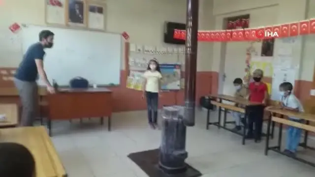 Diyadin'de öğrencilere tiyatro ve müzik eğitimi verildi