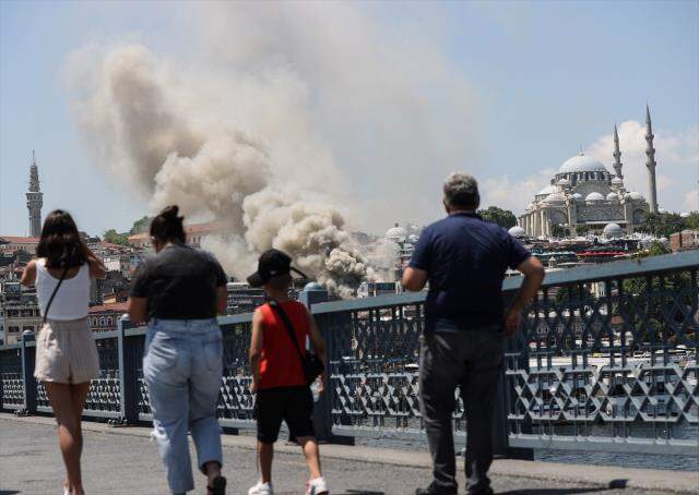 İstanbul'da oyuncak deposunda yangın! Olay yerine ekipler sevk edildi